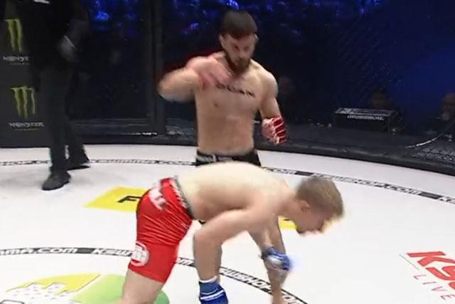 Adam Soldaev đấm gục đối thủ. Adam Soldaev đấm gục đối thủ.