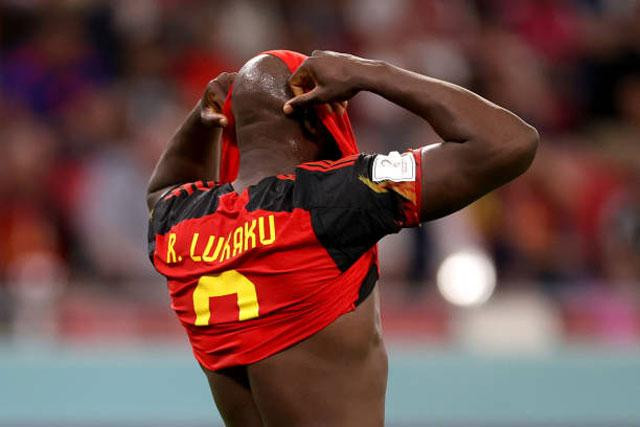 Lukaku ôm mặt thất vọng. Lukaku ôm mặt thất vọng.