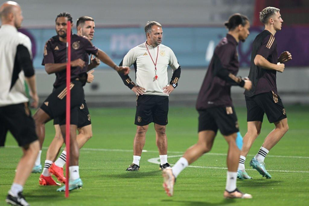 HLV Flick và các học trò đang tích cực chuẩn bị cho trận gặp Tây Ban Nha.