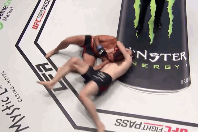 Jackson McVey ra đòn hiểm.