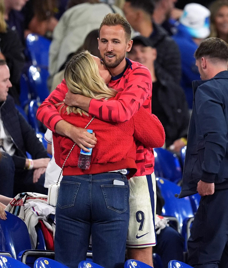 Harry Kane Kane ôm vợ Kate Goodland sau chiến thắng sít sao.
