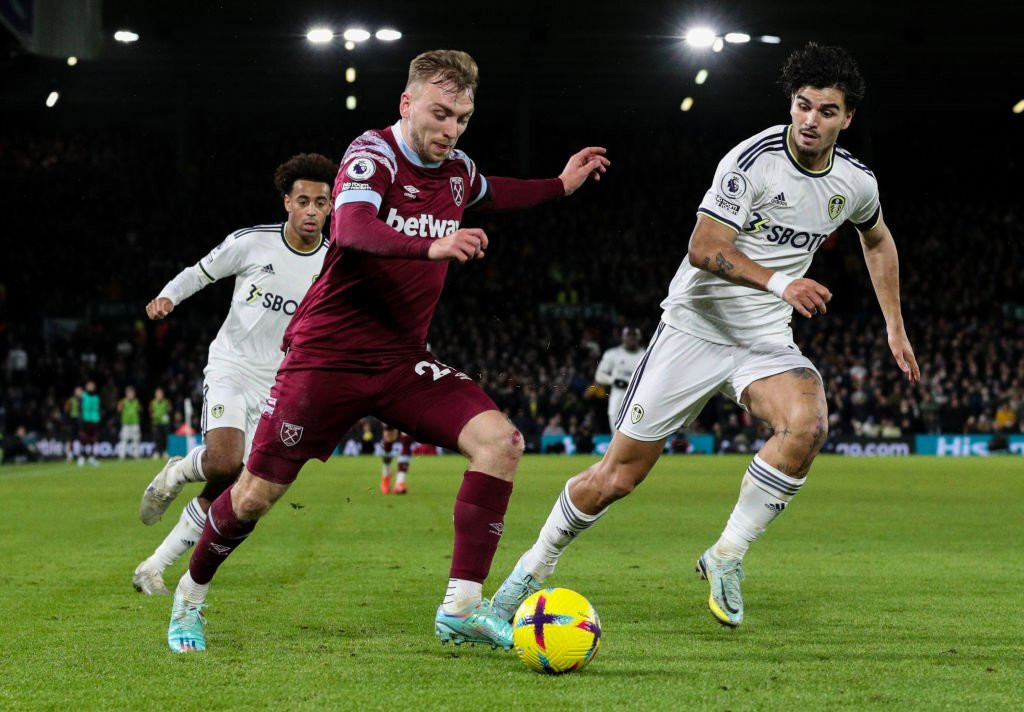 West Ham và Leeds (áo trắng) hoà nhau 2-2 ở lượt đi.