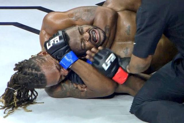 Đòn siết cổ giúp Joseph Holmes từng giành được 5 chiến thắng knock-out.