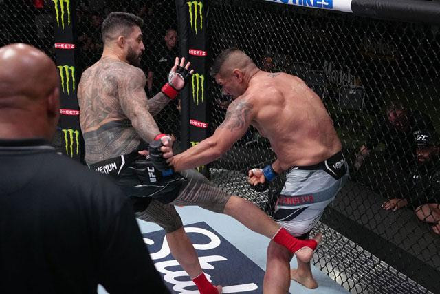 Tyson Pedro đá vào chân trụ Ike Villanueva.