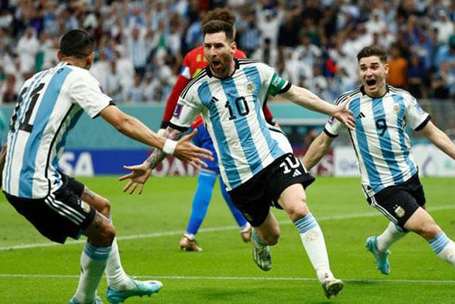 4. Messi ghi bàn vào lưới Mexico. Sau thất bại 1-2 trước Ả Rập Saudi, Argentina đã mang theo tâm trạng cực kỳ “ủ dột” khi đối đầu với Mexico tại lượt trận thứ 2 bảng C. Phải mãi tới phút 64, Lionel Messi đã tỏa sáng đúng lúc để ghi bàn thắng khai thông thế bế tắc và giúp đội bóng tới từ Nam Mỹ giải tỏa áp lực. 4. Messi ghi bàn vào lưới Mexico. Sau thất bại 1-2 trước Ả Rập Saudi, Argentina đã mang theo tâm trạng cực kỳ “ủ dột” khi đối đầu với Mexico tại lượt trận thứ 2 bảng C. Phải mãi tới phút 64, Lionel Messi đã tỏa sáng đúng lúc để ghi bàn thắng khai thông thế bế tắc và giúp đội bóng tới từ Nam Mỹ giải tỏa áp lực.