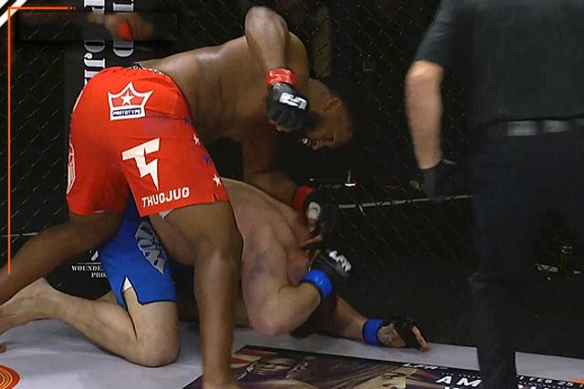 Waldo Cortes-Acosta đấm gục đối thủ. Waldo Cortes-Acosta đấm gục đối thủ.