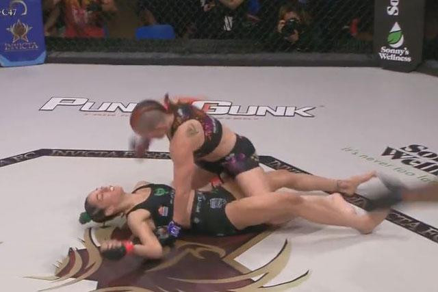 Jillian DeCoursey đấm đối thủ bất tỉnh. Jillian DeCoursey đấm đối thủ bất tỉnh.