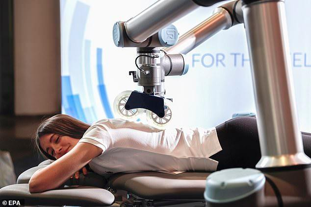 Chiếc bàn mát-xa robot rất tiện lợi, thoải mái nhưng giá cũng rất đắt. Chiếc bàn mát-xa robot rất tiện lợi, thoải mái nhưng giá cũng rất đắt.