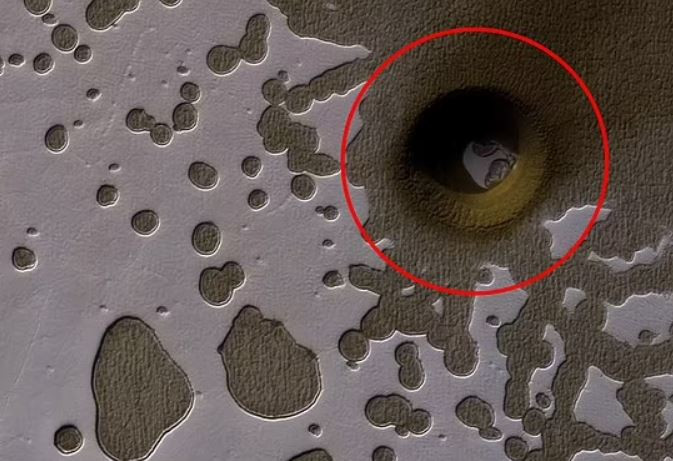 NASA đã công bố hình ảnh về một lỗ hổng lớn trên bề mặt sao Hỏa.