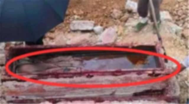 Sau khi mở nắp quan tài, các nhà khảo cổ phát hiện chất lỏng bí ẩn chảy đầy bên trong.