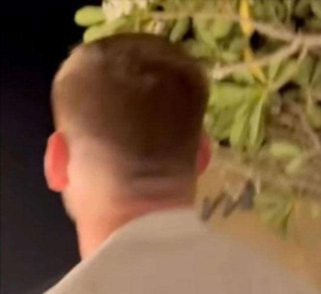 Luke Shaw tức giận muốn ném chai nước về phía 2 chú chim. Luke Shaw tức giận muốn ném chai nước về phía 2 chú chim.