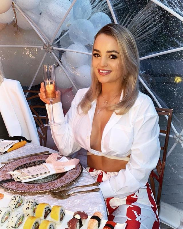 Megan Davison, vợ thủ thành Jordan Pickford. Megan Davison, vợ thủ thành Jordan Pickford.