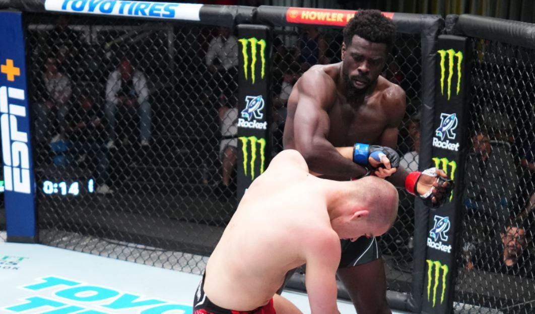 Chidi Njokuani ra đòn hạ gục đối thủ. Chidi Njokuani ra đòn hạ gục đối thủ.