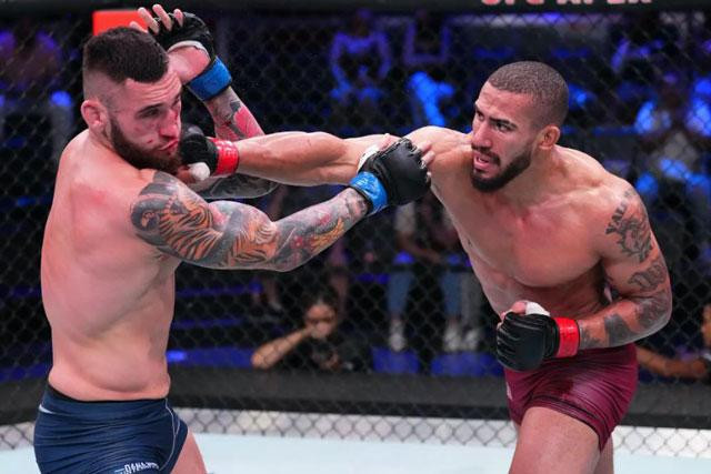 Vitor Petrino ra đòn chuẩn xác. Vitor Petrino ra đòn chuẩn xác.