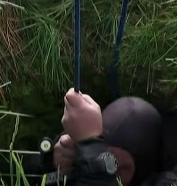 Thợ lặn xuống hố sụt.