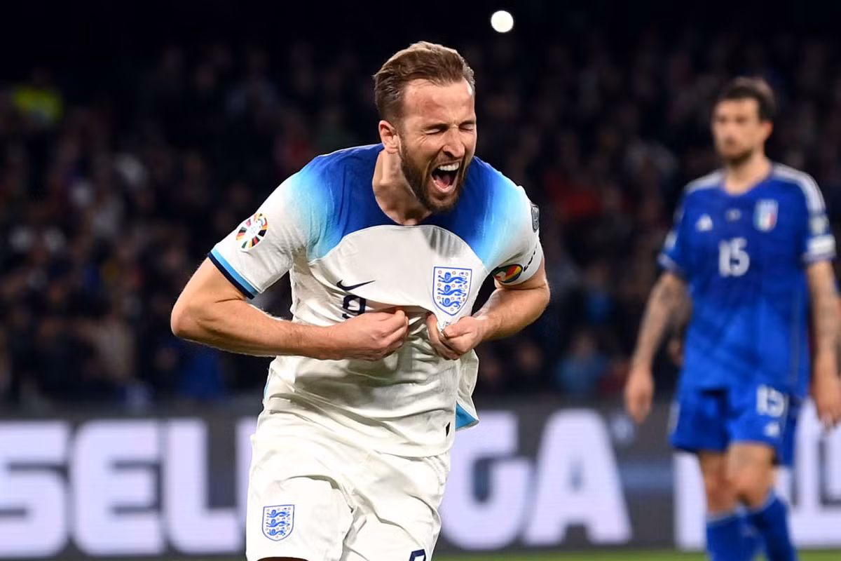 Kane ăn mừng bàn thắng vào lưới Italia.