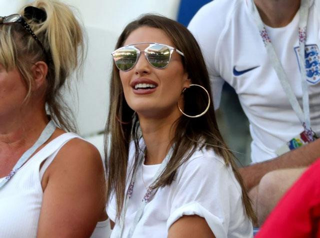 Hậu vệ Kieran Trippier đã kết hôn với cô nàng Charlotte vào tháng 6/2016 và họ hiện giờ đã có 3 người con. Hiện tại, công việc chính của người đẹp 31 tuổi là làm bloger chuyên viết về thời trang. Hậu vệ Kieran Trippier đã kết hôn với cô nàng Charlotte vào tháng 6/2016 và họ hiện giờ đã có 3 người con. Hiện tại, công việc chính của người đẹp 31 tuổi là làm bloger chuyên viết về thời trang.