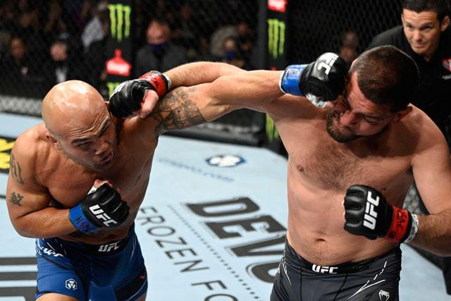 Hai võ sĩ chủ động chơi đôi công hấp dẫn.