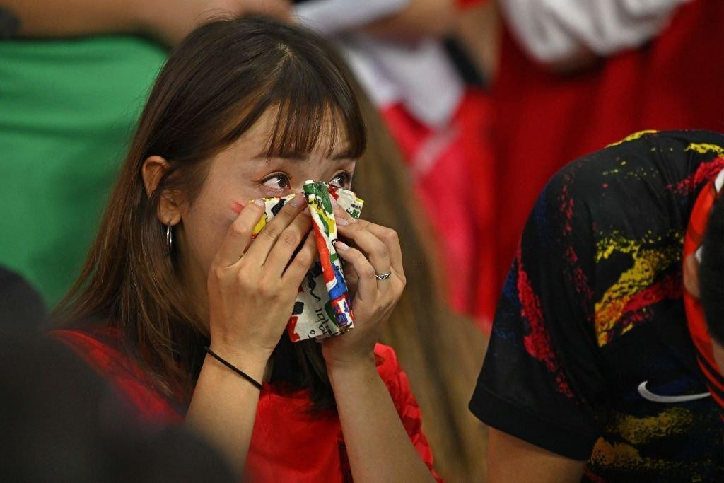 Nữ CĐV bật khóc trên khán đài.