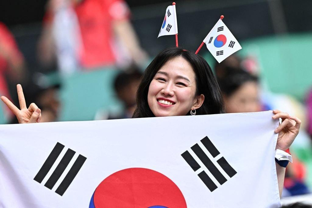 Nữ CĐV xinh đẹp tạo dáng trước ống kính.