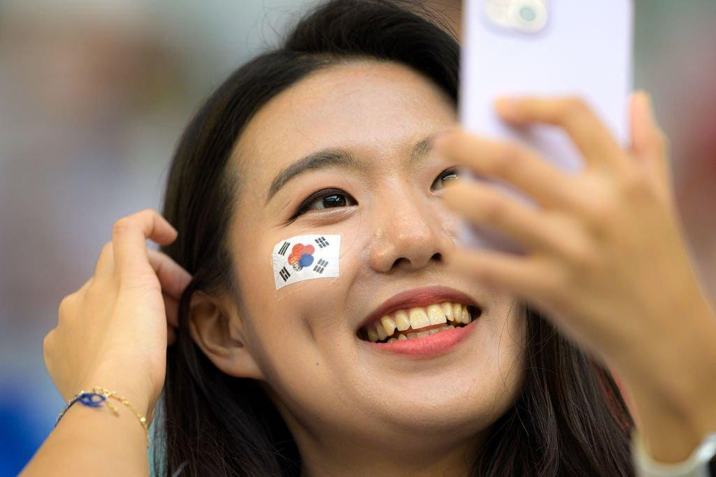 Fan nữ tranh thủ chụp ảnh selfie.