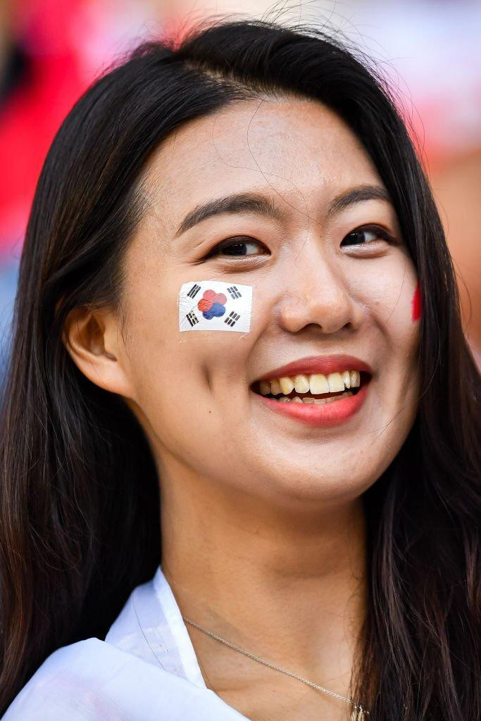 Nữ CĐV với nụ cười toả nắng.