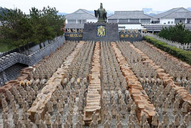 Đội quân đất nung có số lượng rất lớn. Đội quân đất nung có số lượng rất lớn.