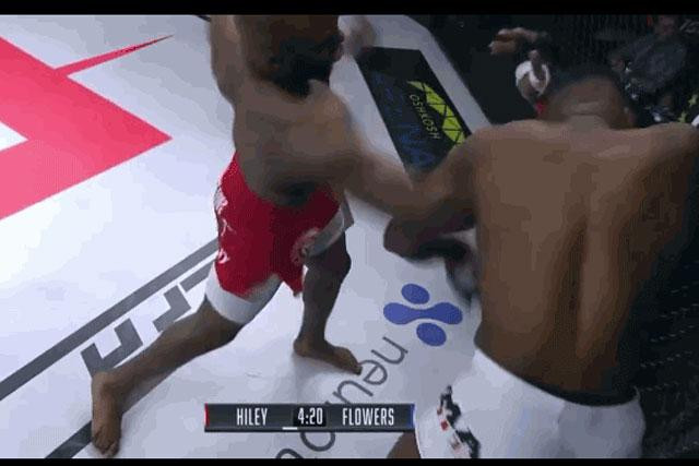 Darrius Flowers tung cú đấm móc cực mạnh. Darrius Flowers tung cú đấm móc cực mạnh.