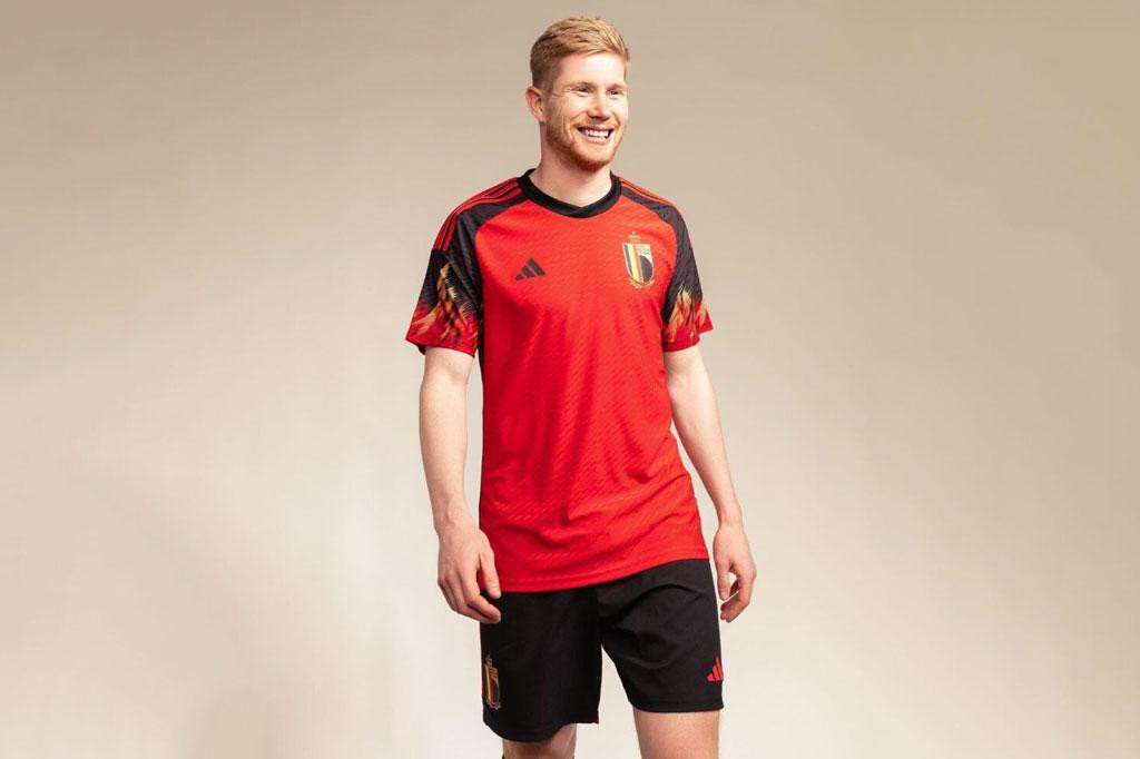 8. Áo sân nhà của ĐT Bỉ do Adidas sản xuất.