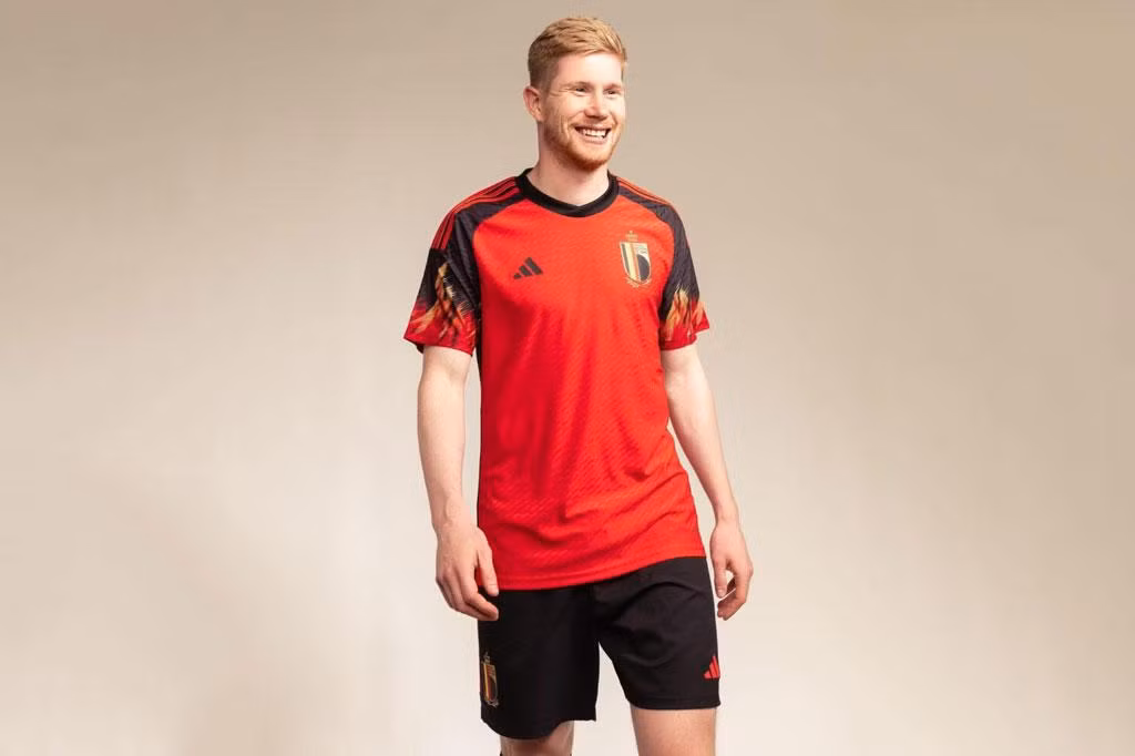 8. Áo sân nhà của ĐT Bỉ do Adidas sản xuất.