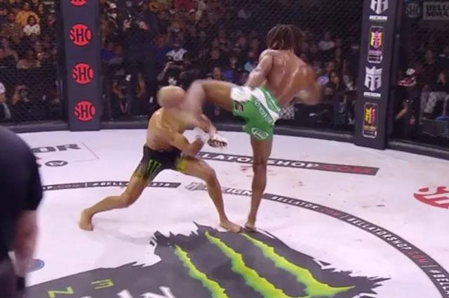 Cú ra đòn của Raufeon Stots. Cú ra đòn của Raufeon Stots.