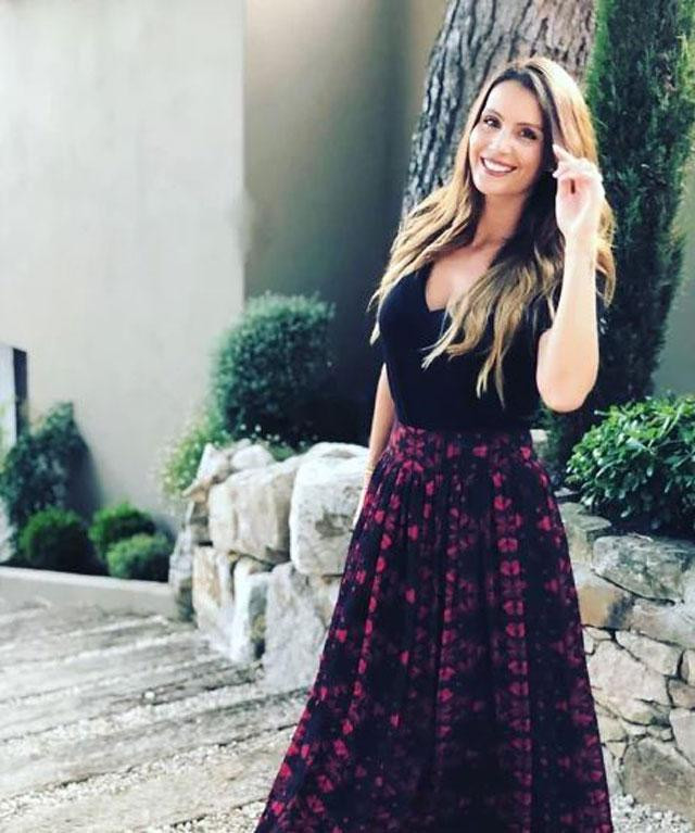 Marine Lloris – vợ của Hugo Lloris – ĐT Pháp. Cô nàng này có 2 bằng thạc sĩ về tâm lý học và quản lý nhân lực. Hiện tại, Marine còn là chủ của một nhãn hiệu thời trang trẻ em Manege en Sucre. Marine Lloris – vợ của Hugo Lloris – ĐT Pháp. Cô nàng này có 2 bằng thạc sĩ về tâm lý học và quản lý nhân lực. Hiện tại, Marine còn là chủ của một nhãn hiệu thời trang trẻ em Manege en Sucre.