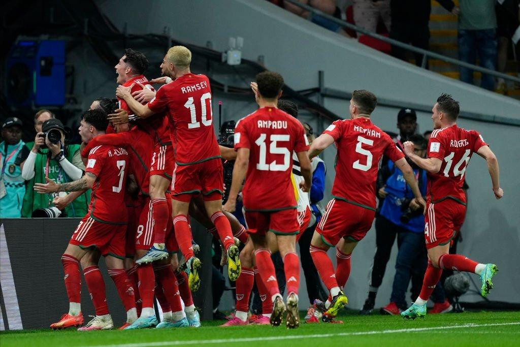 ĐT Xứ Wales ăn mừng sau bàn gỡ của Bale. ĐT Xứ Wales ăn mừng sau bàn gỡ của Bale.