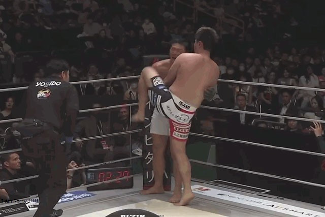 Mikio Ueda ra đòn chính xác. Mikio Ueda ra đòn chính xác.