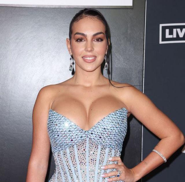 Georgina Rodriguez đã gặp gỡ với Ronaldo vào năm 2016 khi cô đang làm việc trong một cửa hàng của Gucci. Sau khi chính thức trở thành bạn gái của CR7, cô nàng nhanh chóng thu hút được sự chú ý của nhiều người và cho tới nay, cô đã có hơn 40 triệu người theo dõi trên Instagram. Georgina Rodriguez đã gặp gỡ với Ronaldo vào năm 2016 khi cô đang làm việc trong một cửa hàng của Gucci. Sau khi chính thức trở thành bạn gái của CR7, cô nàng nhanh chóng thu hút được sự chú ý của nhiều người và cho tới nay, cô đã có hơn 40 triệu người theo dõi trên Instagram.