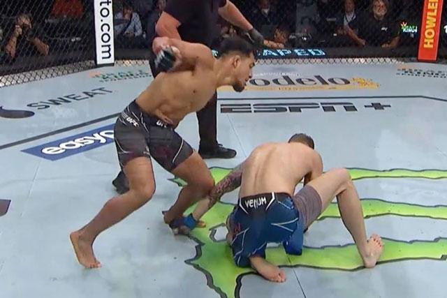 Adrian Yanez hạ gục Tony Kelley. Adrian Yanez hạ gục Tony Kelley.