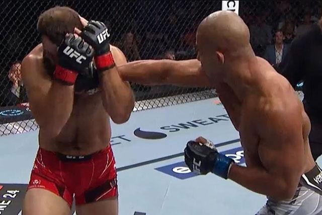 Gregory Rodrigues (phải) tung cú đấm chuẩn xác.