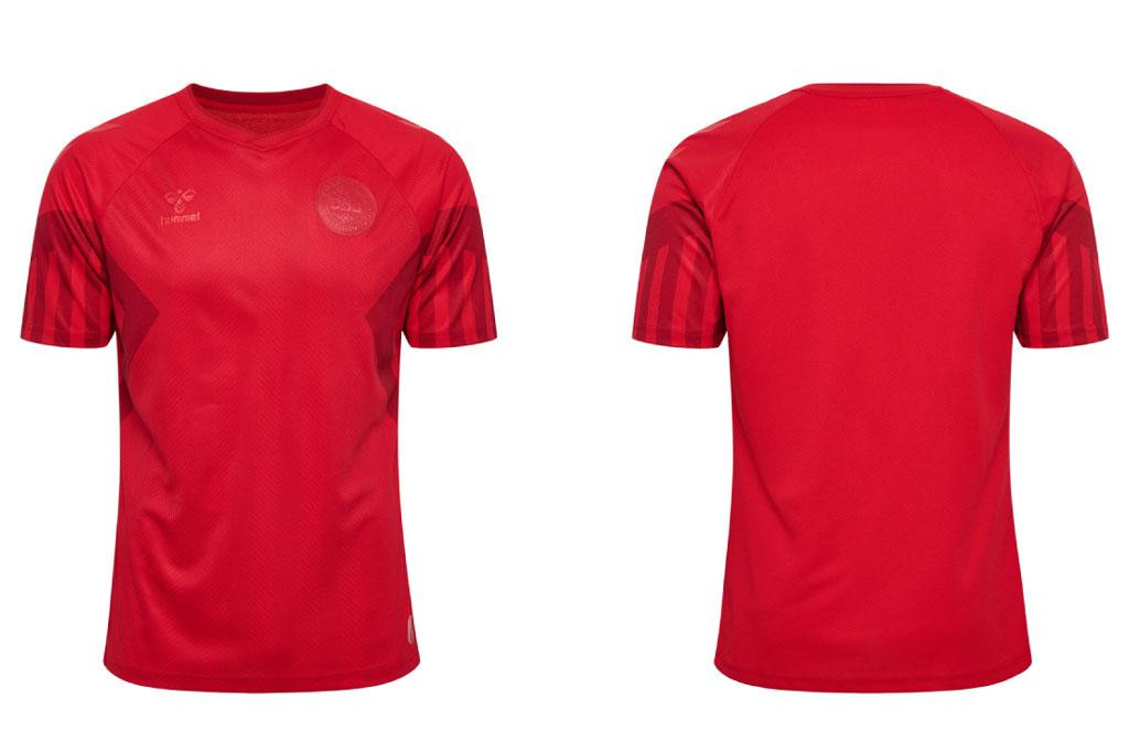 10. Áo sân nhà của Đan Mạch do Hummel sản xuất.