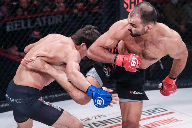 Andrey Koreshkov tung cú đá khiến đối thủ gãy xương sườn. Andrey Koreshkov tung cú đá khiến đối thủ gãy xương sườn.