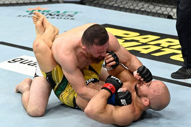 Merab Dvalishvili quật ngã đối thủ xuống sàn đấu. Merab Dvalishvili quật ngã đối thủ xuống sàn đấu.