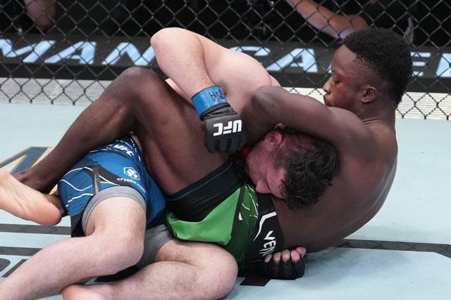 Sodiq Yusuff khóa chặt đối thủ. Sodiq Yusuff khóa chặt đối thủ.