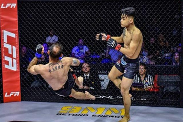 An Hồ hạ gục đối thủ. An Hồ hạ gục đối thủ.