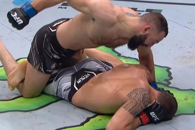 Jack Hermansson chỉ biết ôm đầu chịu trận trước loạt đấm của Roman Dolidze. Jack Hermansson chỉ biết ôm đầu chịu trận trước loạt đấm của Roman Dolidze.