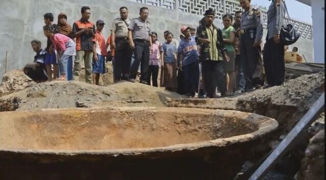 Chiếc vạc khổng lồ được cho là đã vài trăm năm tuổi, được sử dụng trong thời chiến tranh. Ảnh KK News. Chiếc vạc khổng lồ được cho là đã vài trăm năm tuổi, được sử dụng trong thời chiến tranh. Ảnh KK News.