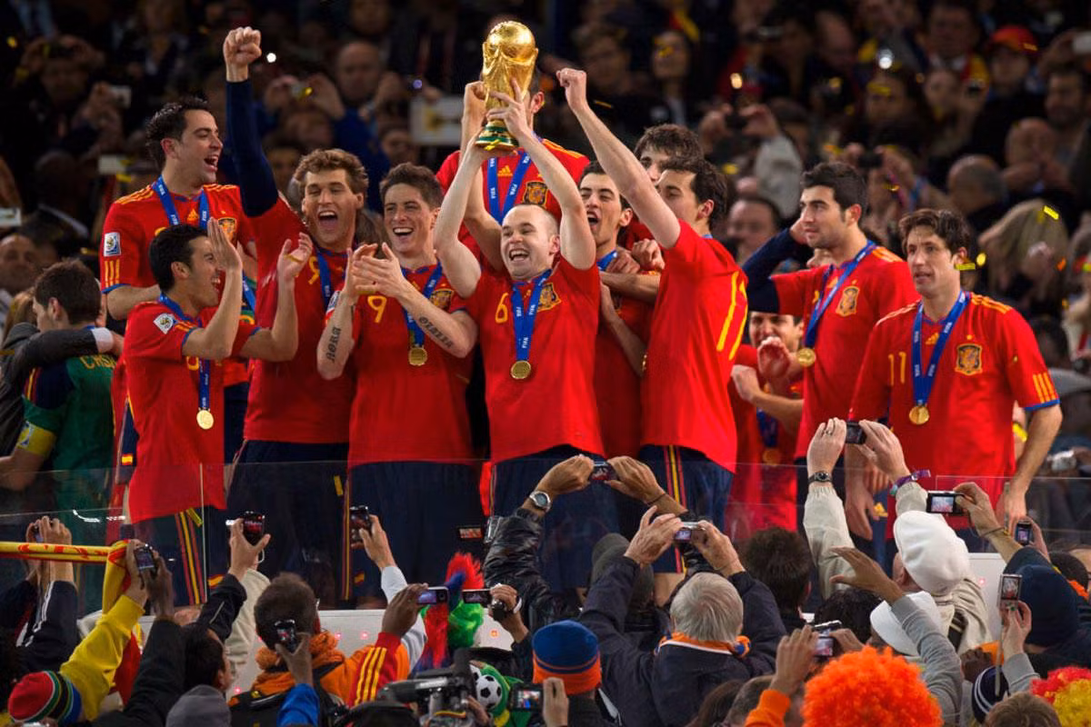 Tây Ban Nha lần đầu tiên đăng quang ở World Cup. Tây Ban Nha lần đầu tiên đăng quang ở World Cup.