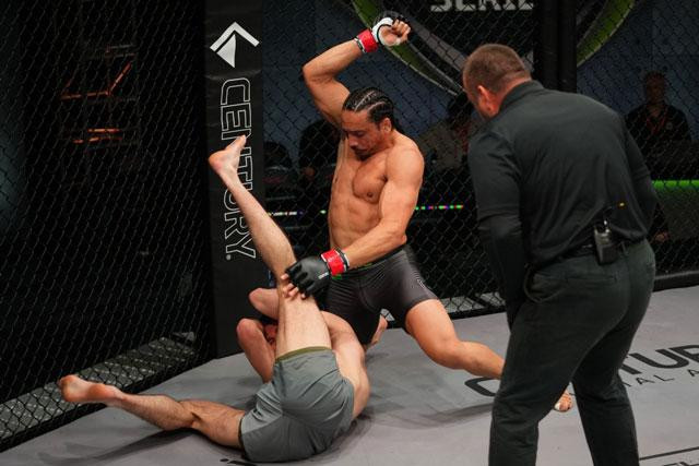 Carlos Leal ra đòn hạ gục đối thủ. Carlos Leal ra đòn hạ gục đối thủ.