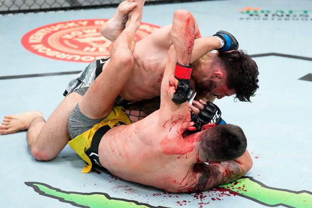 Arman Tsarukyan ra đòn hạ gục Joel Alvarez. Arman Tsarukyan ra đòn hạ gục Joel Alvarez.