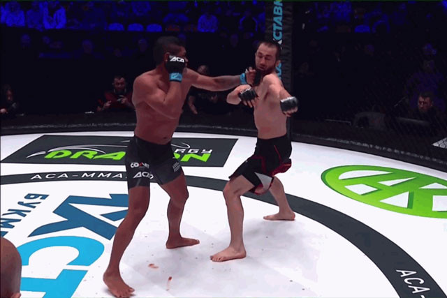 Josiel Silva ra đòn chính xác.