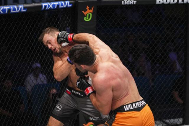 Rob Wilkinson ra đòn chính xác vào tai đối thủ.