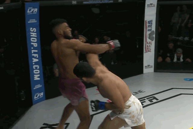 Mirafzal Akhtamov ra đòn chính xác. Mirafzal Akhtamov ra đòn chính xác.